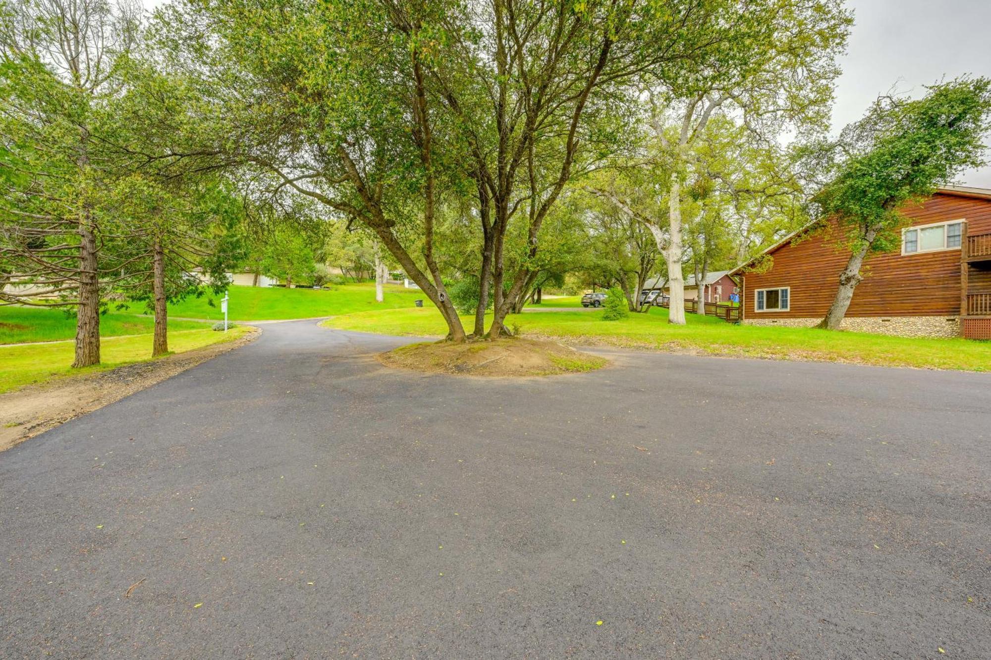 Dog-Friendly Oakhurst Home Walk To Downtown! Exterior photo