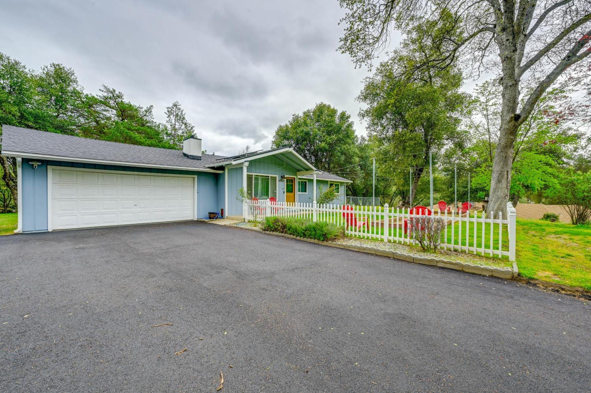 Dog-Friendly Oakhurst Home Walk To Downtown! Exterior photo