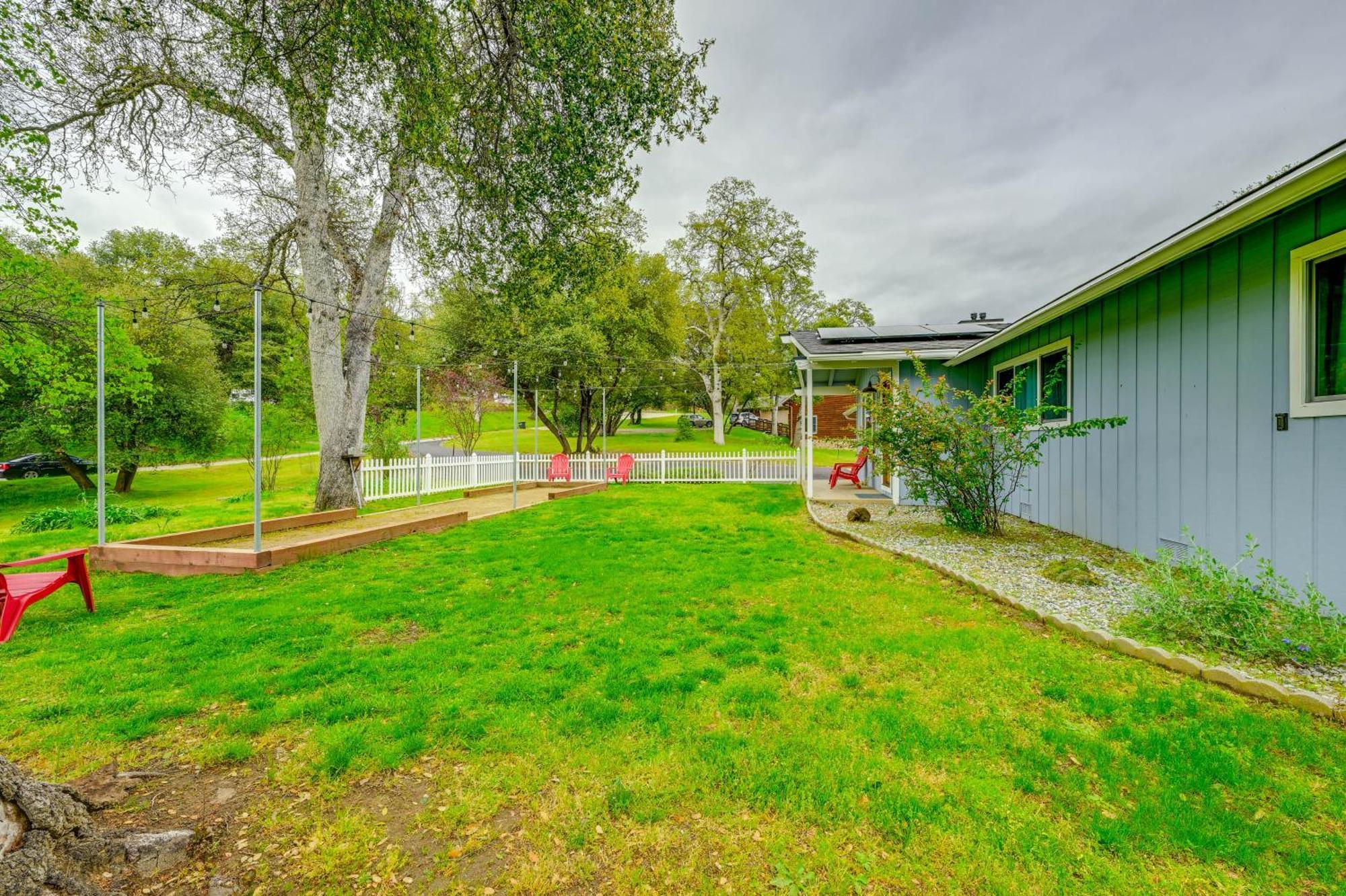 Dog-Friendly Oakhurst Home Walk To Downtown! Exterior photo